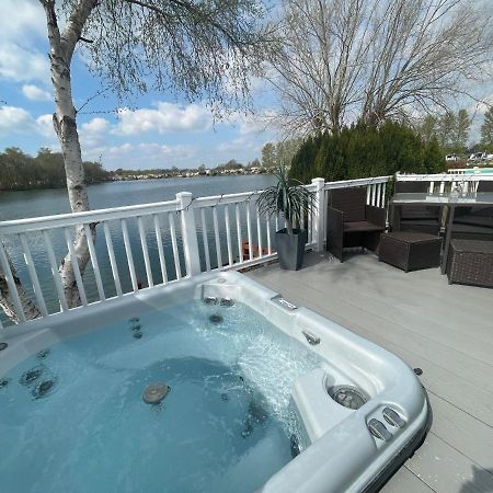 Lakeside Retreat 4 With Hot Tub, Private Fishing Peg Situated At Tattershall Lakes Country Park Esterno foto