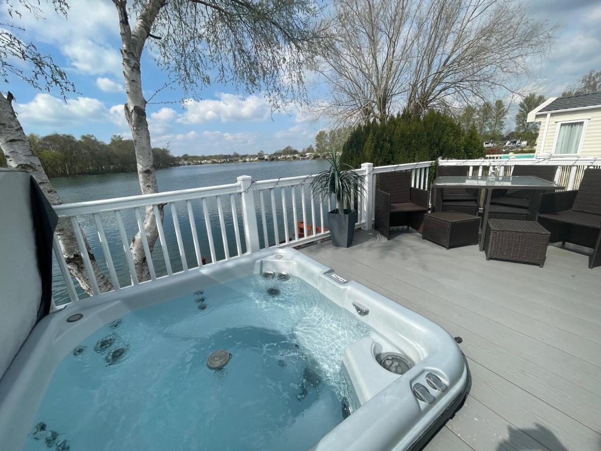 Lakeside Retreat 4 With Hot Tub, Private Fishing Peg Situated At Tattershall Lakes Country Park Esterno foto